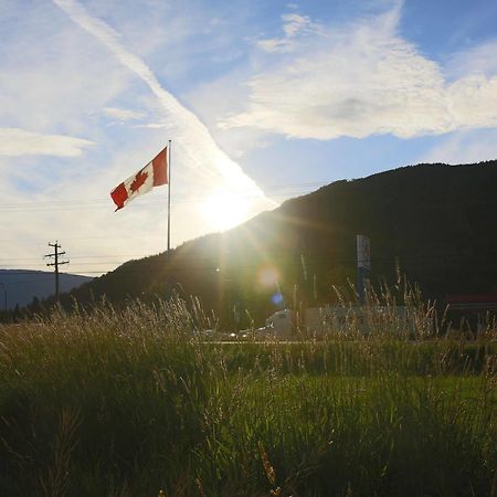 Monashee Motel Сикамус Екстериор снимка