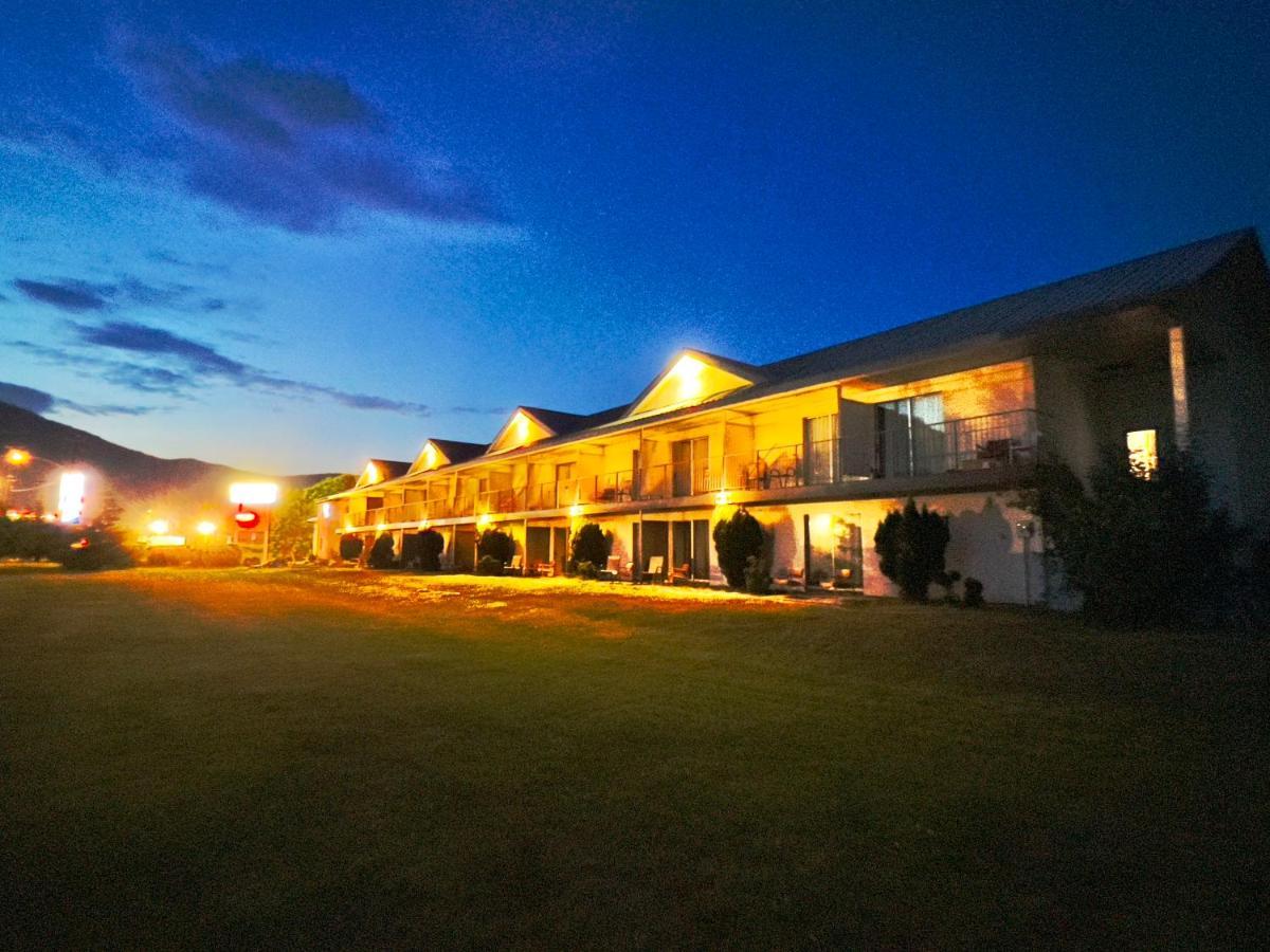 Monashee Motel Сикамус Екстериор снимка
