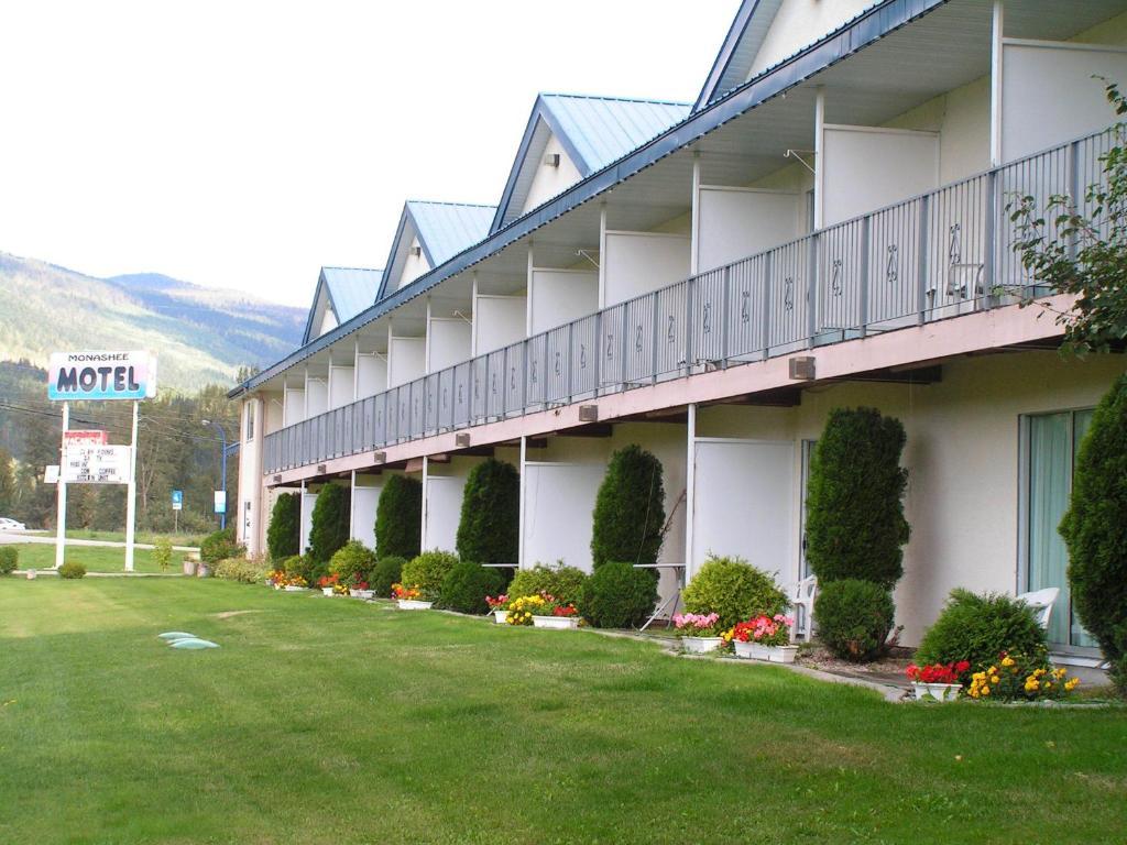 Monashee Motel Сикамус Екстериор снимка