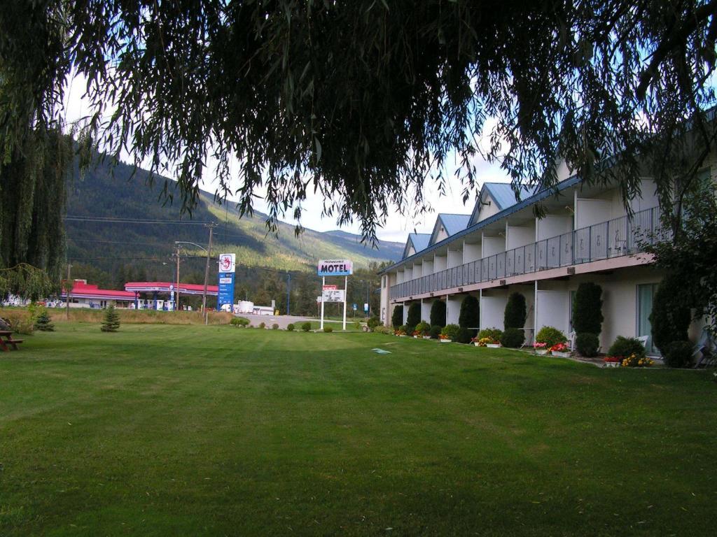 Monashee Motel Сикамус Екстериор снимка