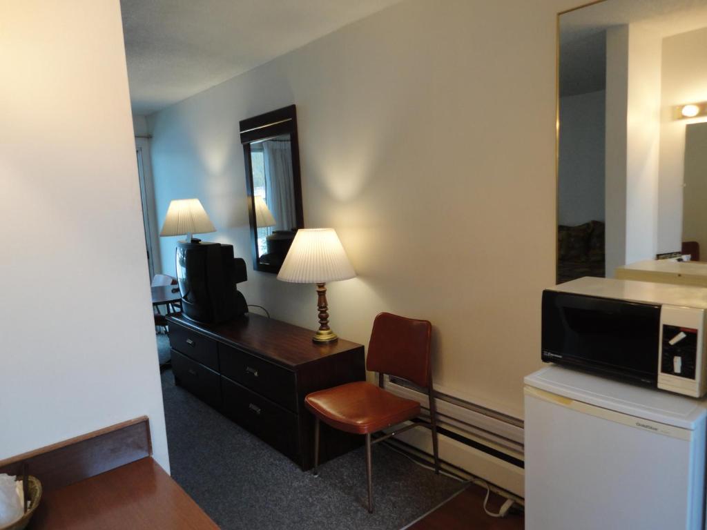 Monashee Motel Сикамус Екстериор снимка