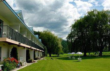 Monashee Motel Сикамус Екстериор снимка