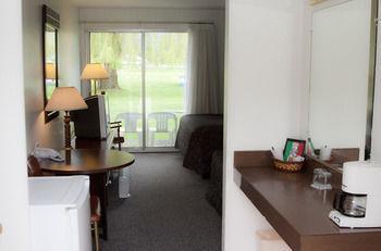 Monashee Motel Сикамус Екстериор снимка