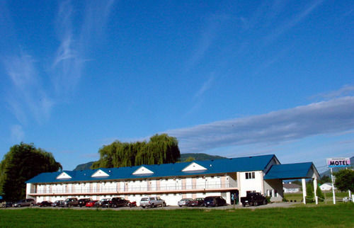 Monashee Motel Сикамус Екстериор снимка