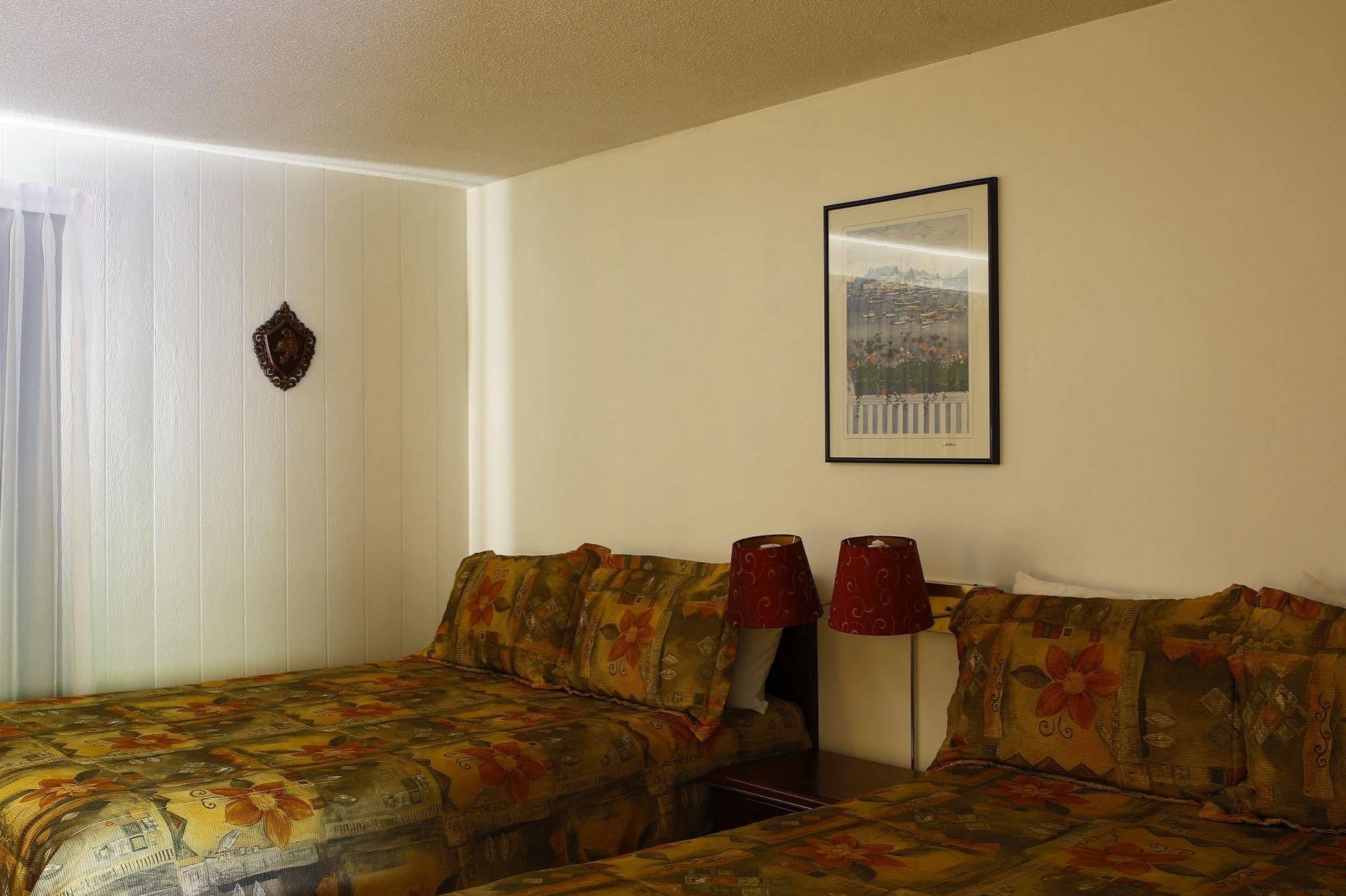 Monashee Motel Сикамус Екстериор снимка