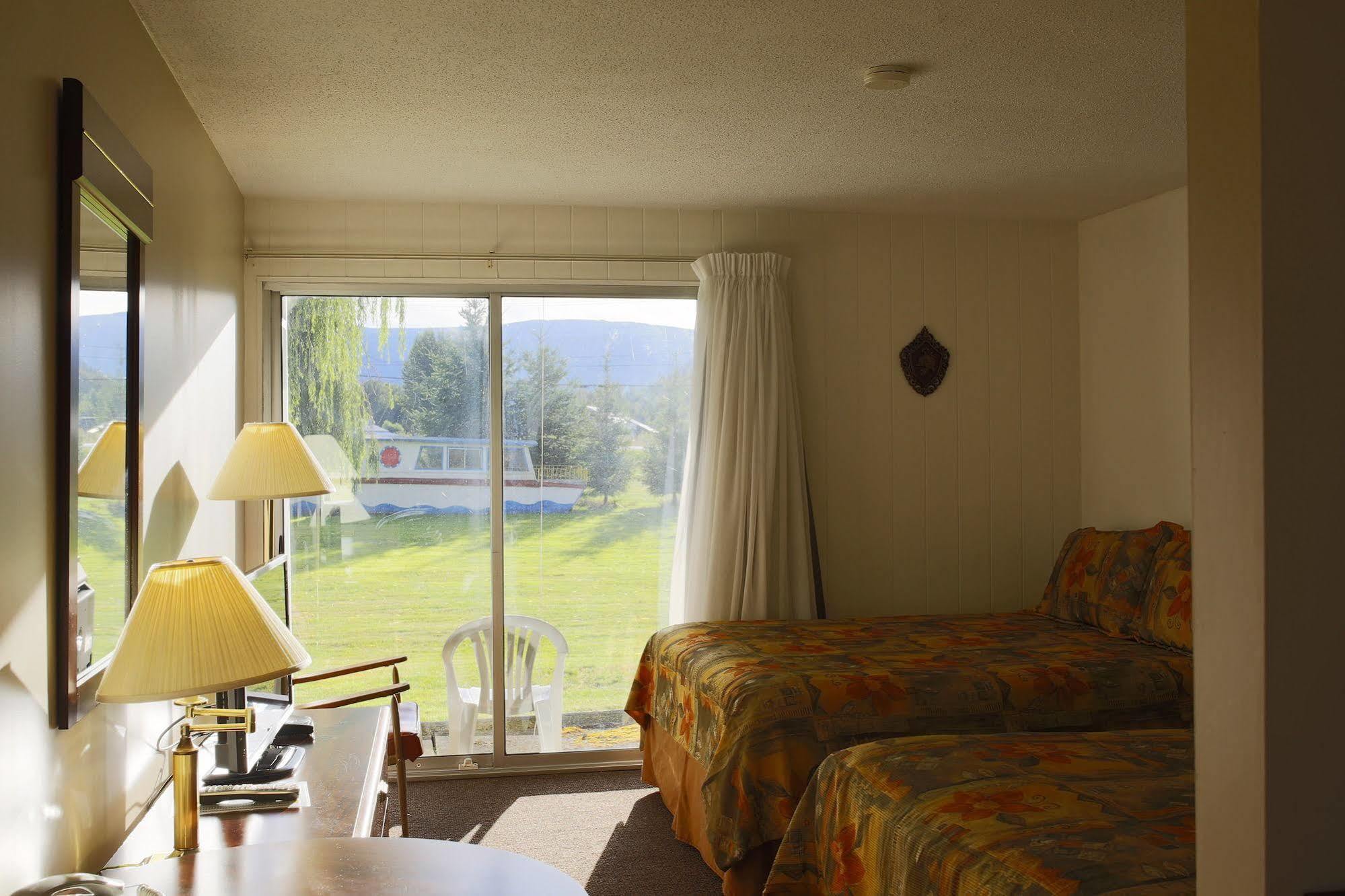 Monashee Motel Сикамус Екстериор снимка
