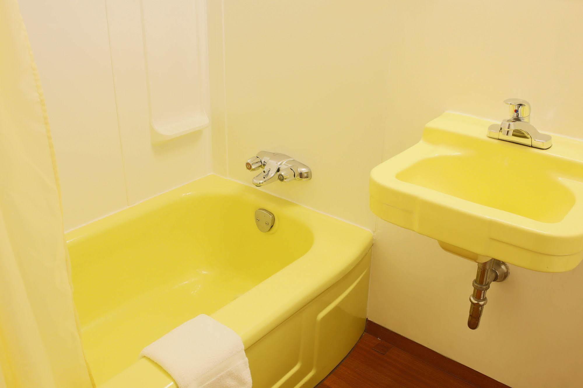 Monashee Motel Сикамус Екстериор снимка