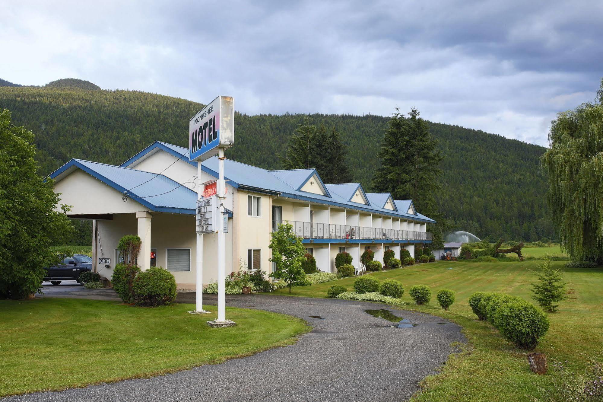 Monashee Motel Сикамус Екстериор снимка