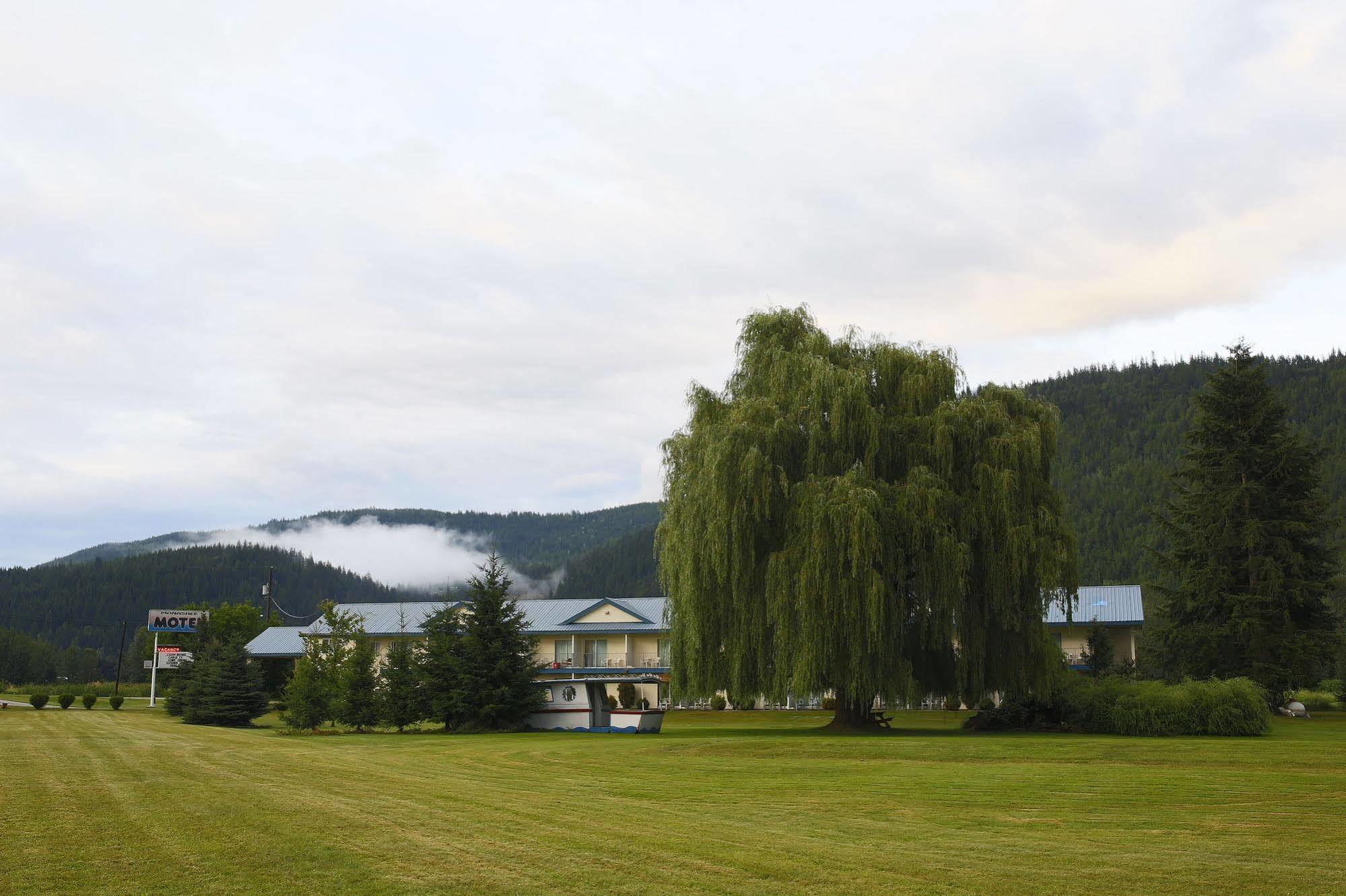 Monashee Motel Сикамус Екстериор снимка