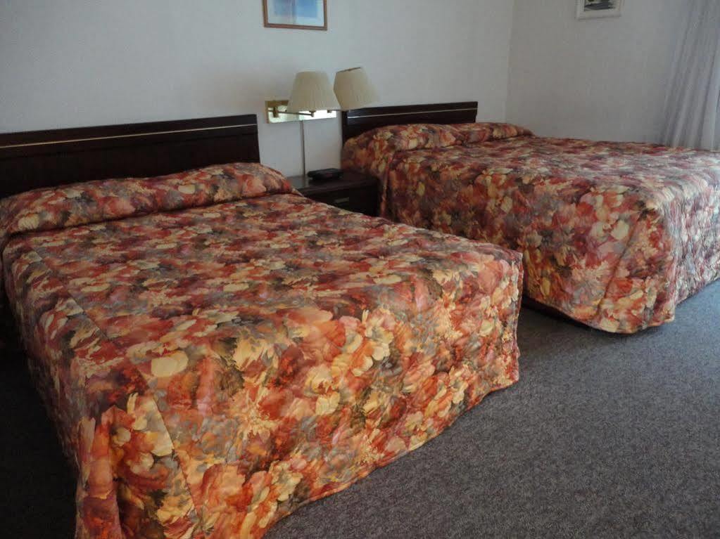 Monashee Motel Сикамус Екстериор снимка