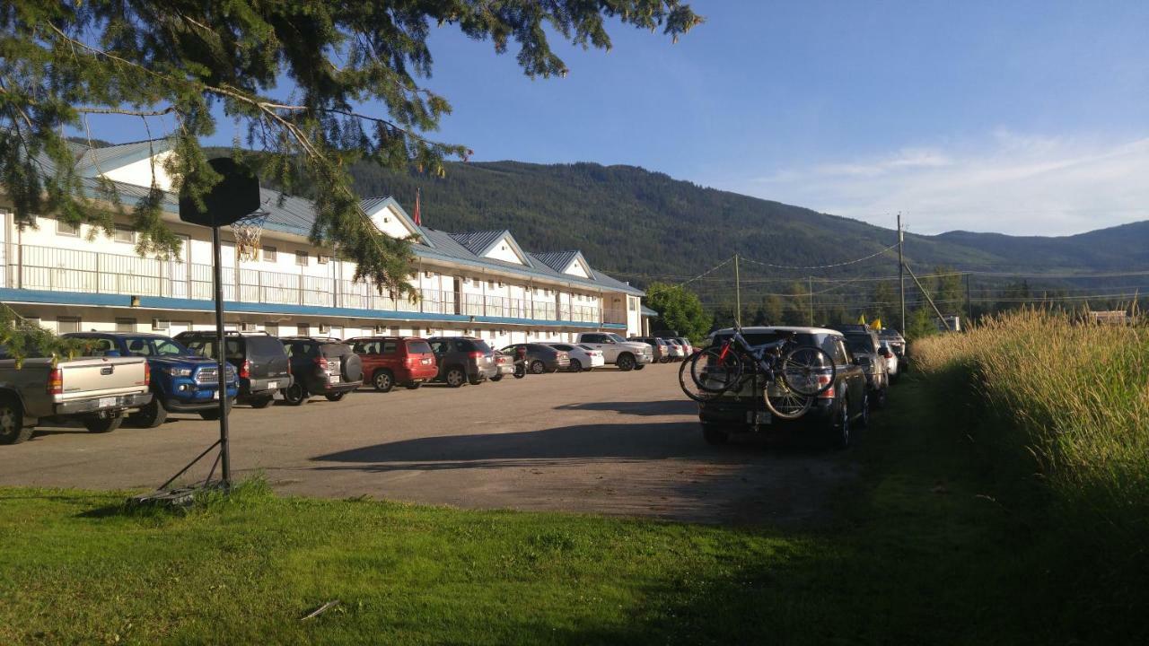 Monashee Motel Сикамус Екстериор снимка