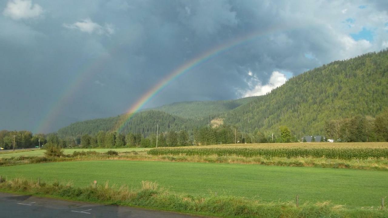 Monashee Motel Сикамус Екстериор снимка